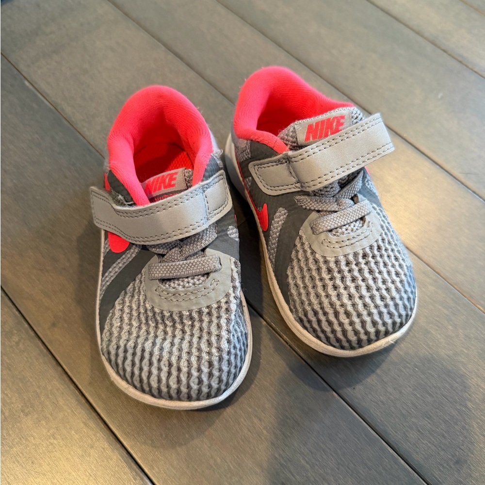 Nike Kids Sneakers in Gray and Pink